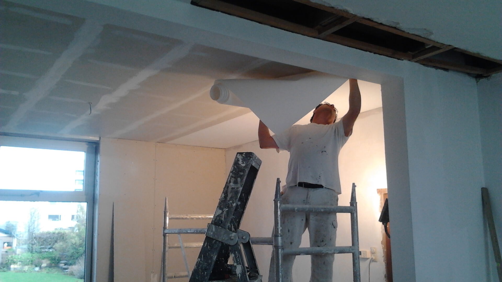 plakken met Renovlies-behang, versterking of verfraaiing van plafond of muren.